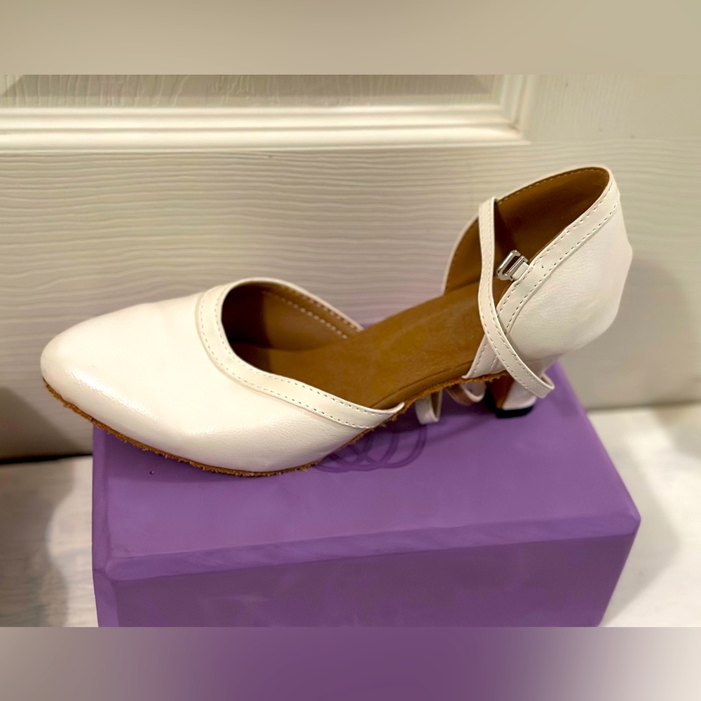 White dance shoes size 7